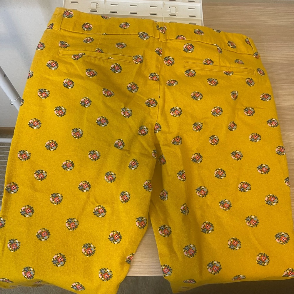 Old Navy Yellow Floral Cropped Pants - Picture 2 of 3